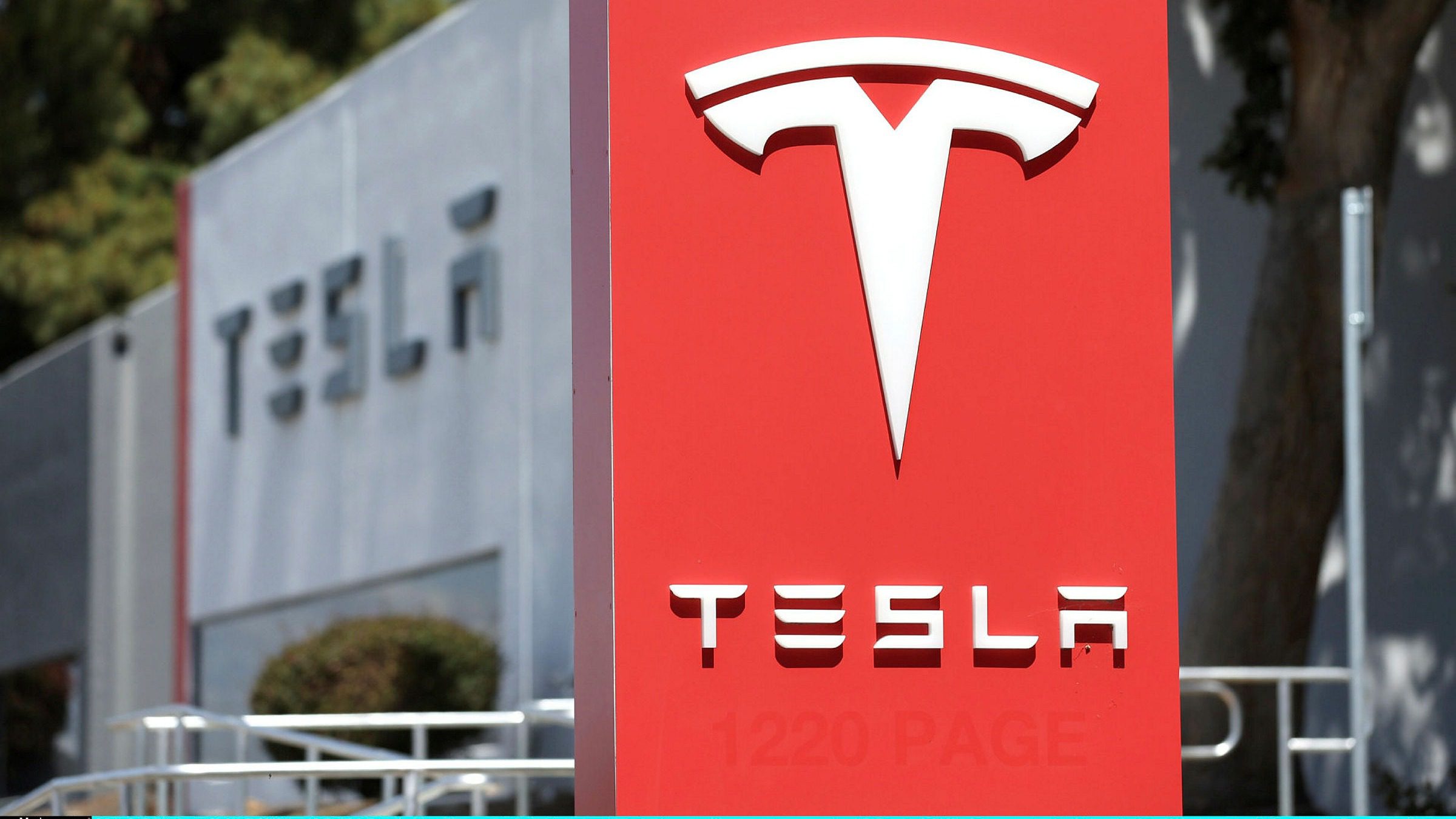 Tesla Cuts Autopilot Staff as AI Development Races Ahead