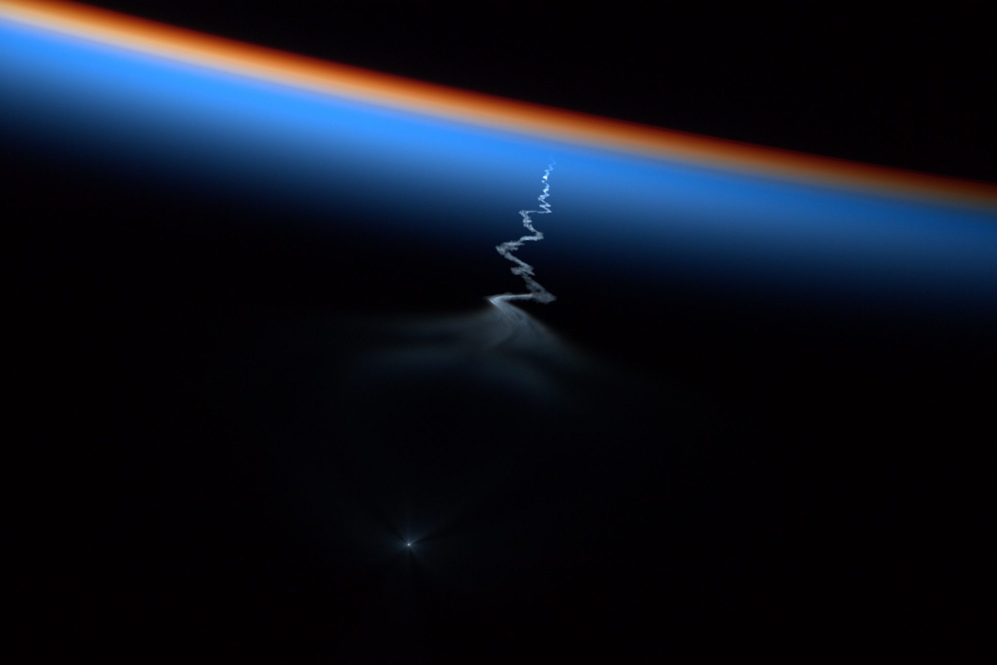 A trail thrpugh the atmosphere shows the Soyuz capsule heading towards the ISS 