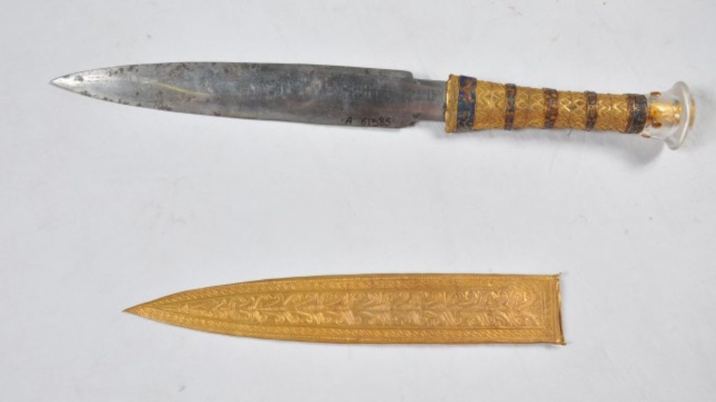 the meteroite dagger with its golden sheet