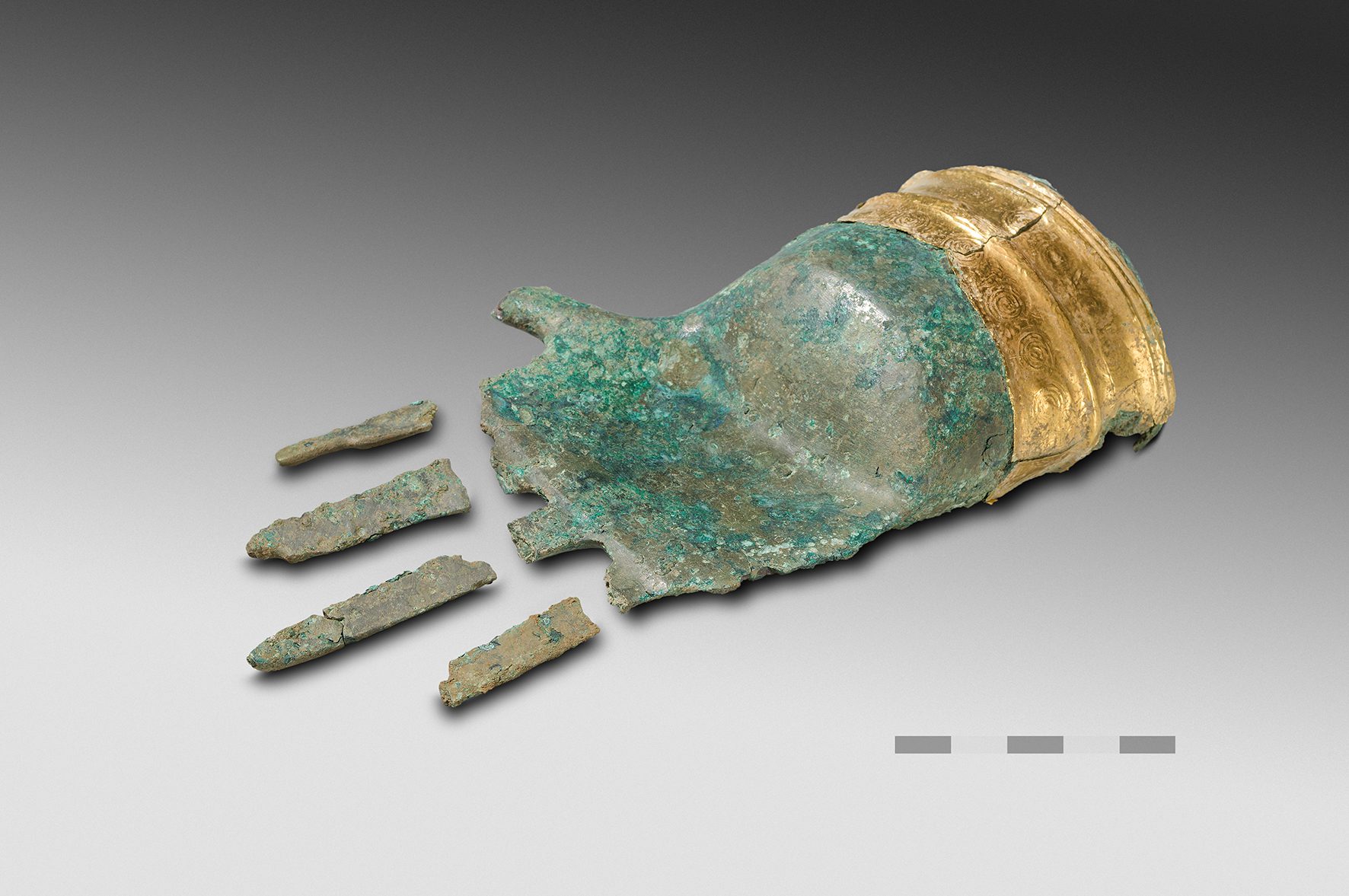 Bronze-age prothestic hand found in ancient tomb of Prêles: