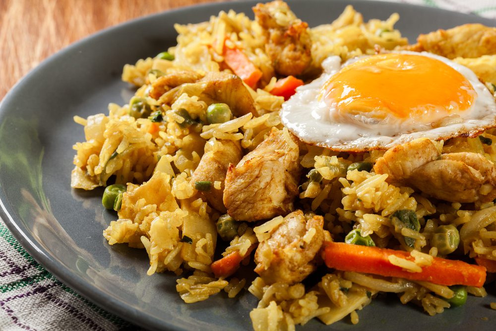 Fried rice dishes, such as nasi goreng, tend to use less sticky varieties of rice, leading to a more fluffy texture. 