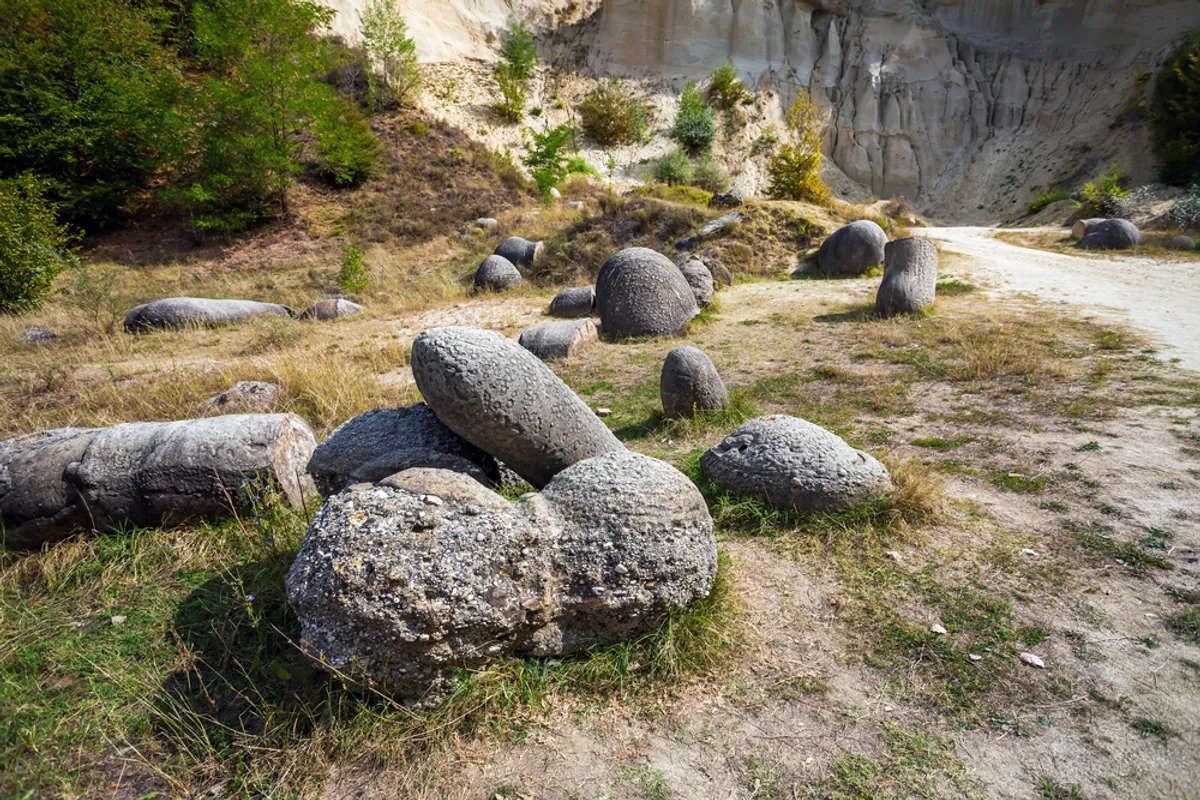 Living rocks, Romania