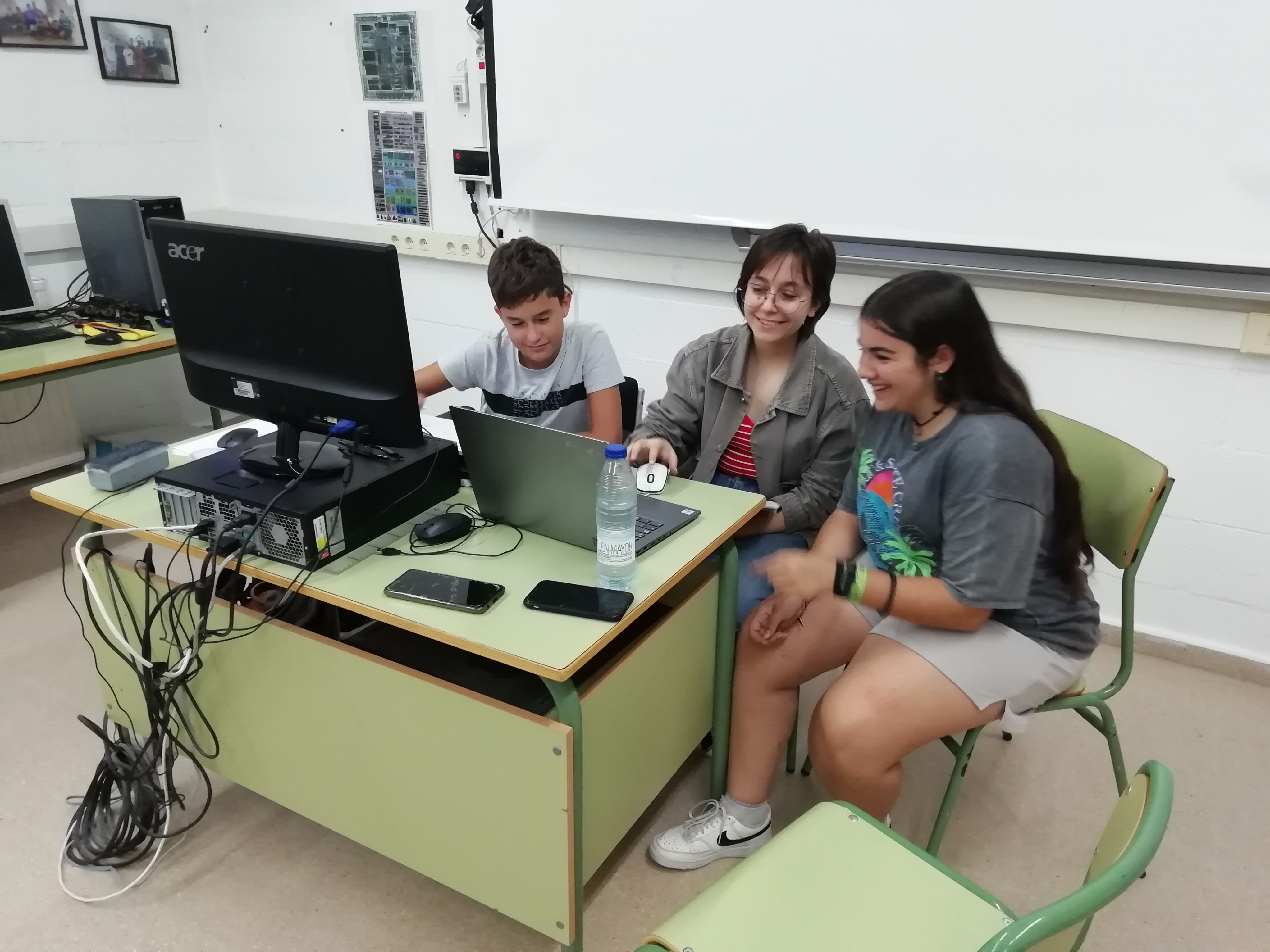 Comet Chaser students form the Institut d'Alcarràs measuring the change in brightness between their observations and previous ones from St Marys School, Bridgend, UK