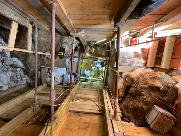 Excavating the LRJ layers 8 metres deep at Ranis was a logistical challenge and required elaborate scaffolding to support the trench.