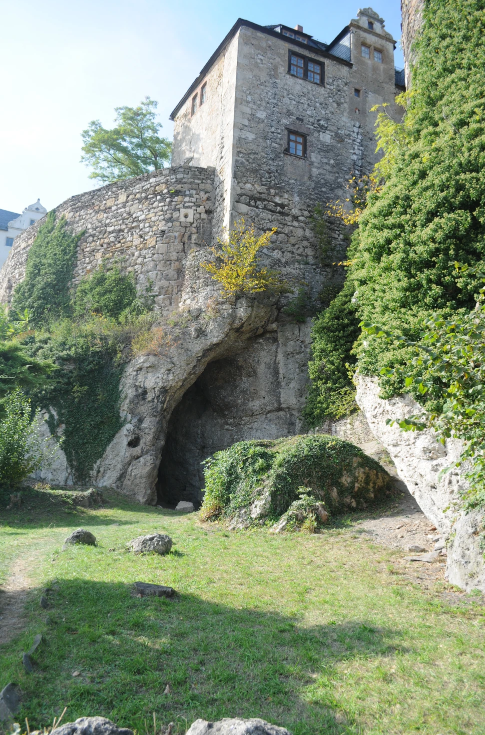 The cave site Ilsenhöhle beneath the castle of Ranis where leaf point tools and human remains have been found together.