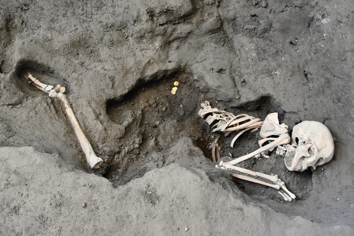 Pompeii victim's skeleton and coins