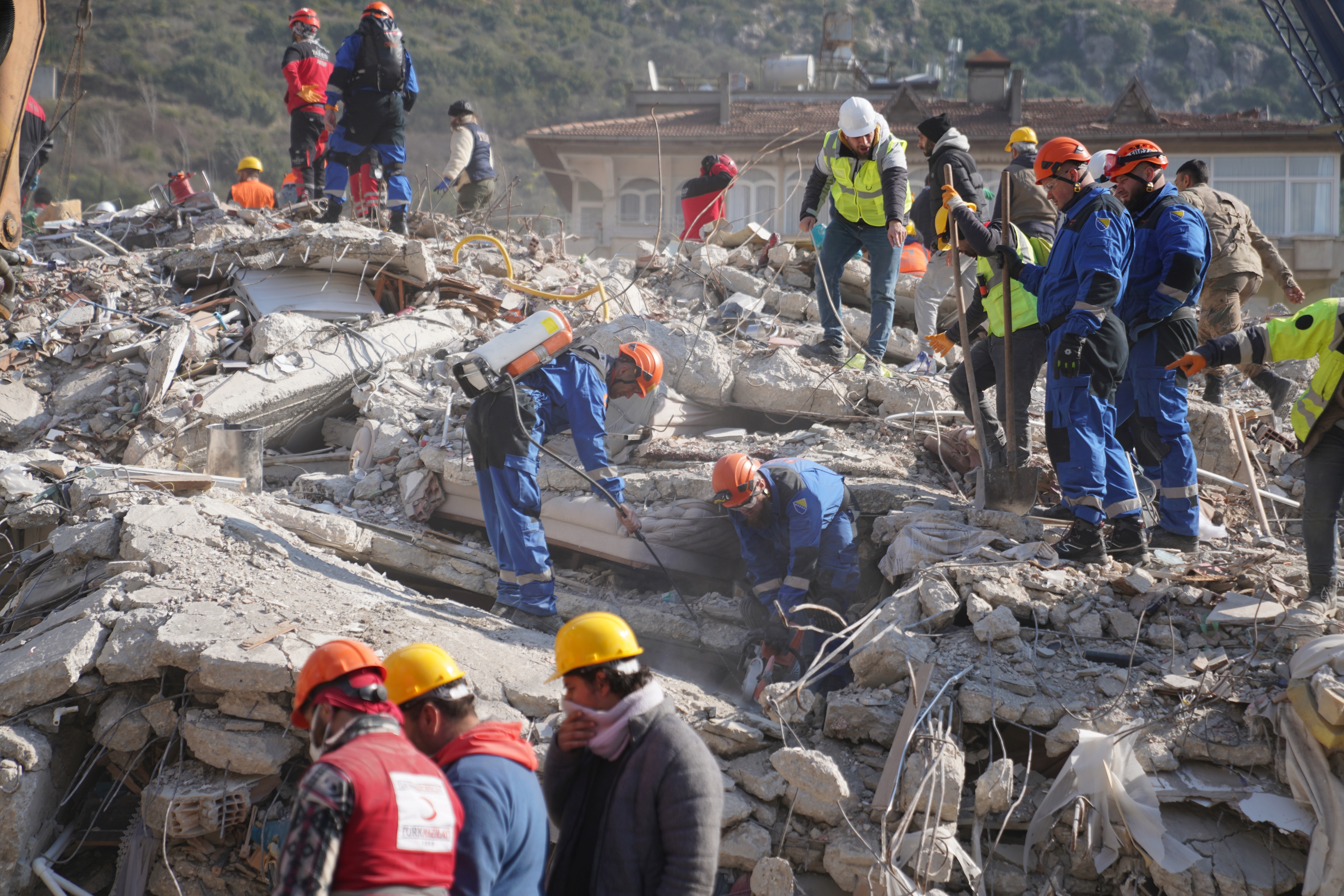 workers attempting to clear rubble in Antakya, Turkey, following the February 2023 earthquakes