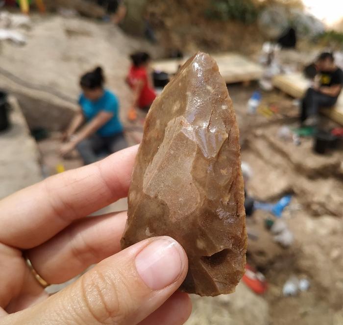 Stone tool from Tinshemet cave