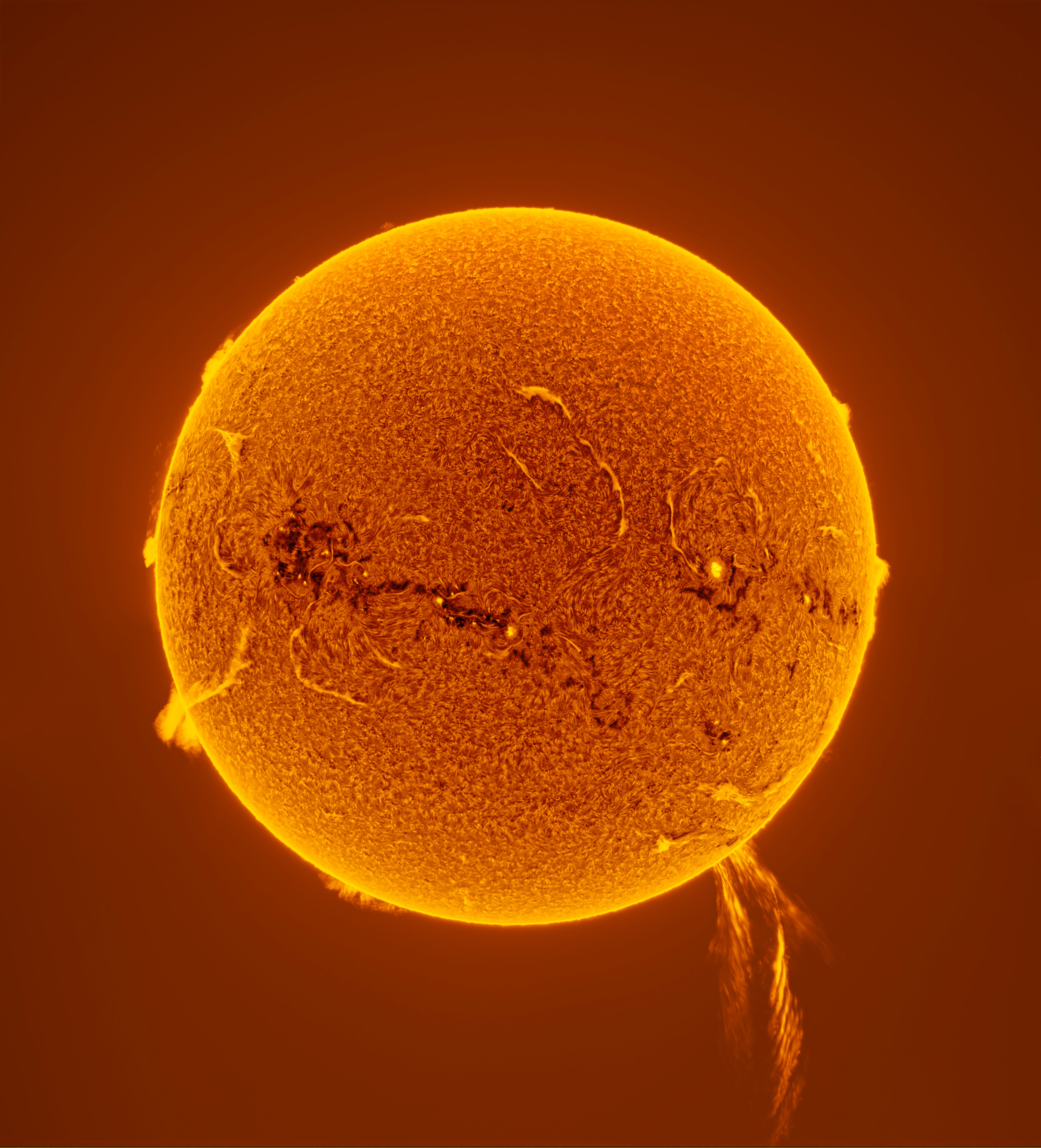 the Sun experienced a massive solar prominence eruption, with a length exceeding 500,000 km the Sun experienced a massive solar prominence eruption, with a length exceeding 500,000 km